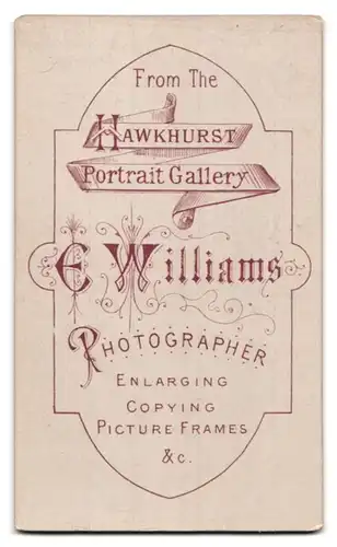 Fotografie E. Willliams, Hawkhurst, Portrait hübscher Knabe im Anzug mit Fliege