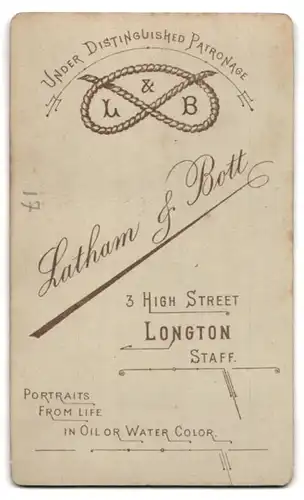 Fotografie Latham & Bott, London, 3 High Street, Brustportrait ältere Dame mit zurückgebundenem Haar