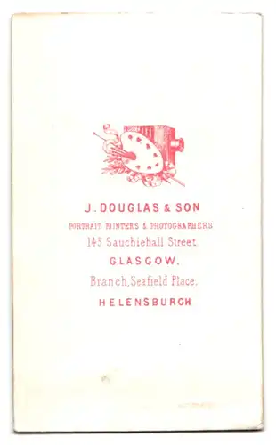 Fotografie J. Douglas & Son, Glasgow, 145, Sauchiehall Steet, Portrait junge Dame in modischer Kleidung