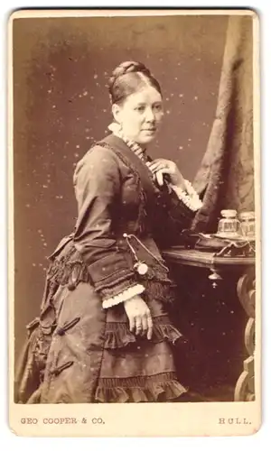 Fotografie Geo Cooper & Co., Hull, Portrait bürgerliche Dame in hübscher Kleidung