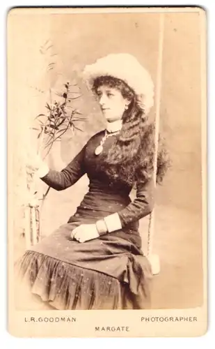 Fotografie L. R. Goodman, Margate, 1 & 6 Fort Hill, Portrait Fräulein im Kleid sitzt auf einer Schaukel