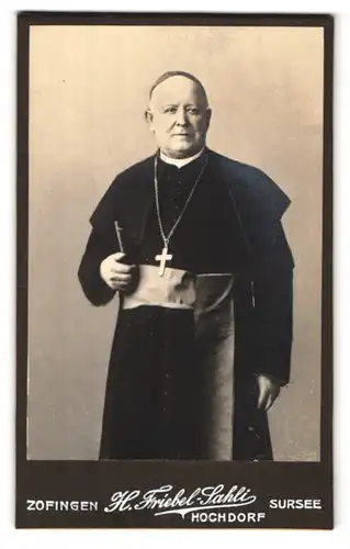 Fotografie H. Friebel-Sahli, Zofingen, Luzernerstr., Portrait Pfarrer im Talar mit Bibel und Kreuzkette