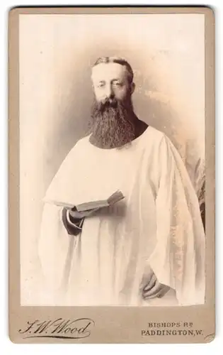 Fotografie J. W. Wood, Paddington, Bishop Road 22, Portrait Geistlicher im weissen Gewand mit Bibel