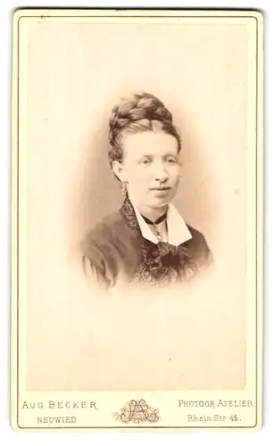 Fotografie Aug. Becker, Neuwied, Rhein Str. 45, Portrait Dame im Kleid mit Locken