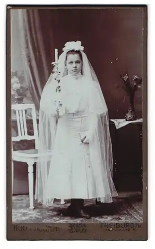 Fotografie Rudolf Märklin, Freiburg i. B., Karlsplatz 4, Portrait Mädchen im weissen Kleid zur Kommunion mit Kerze