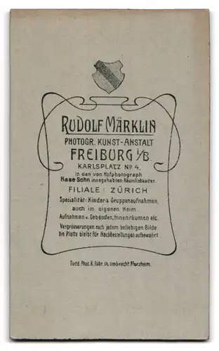 Fotografie Rudolf Märklin, Freiburg i. B., Karlsplatz 4, Portrait Mädchen im weissen Kleid zur Kommunion mit Kerze