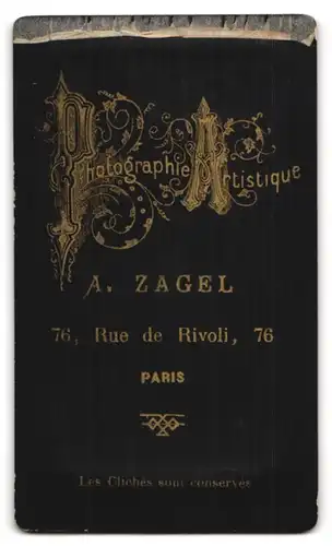 Fotografie A. Zagel, Paris, Rue de Rivoli 76, Portrait Junge im Anzug mit Armbinde und Bibel, Kommunion