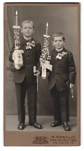 Fotografie R. Märklin, Freiburg i. Br., Kaiserstr. 10, Portrait zwei kleine Knaben im Anzug mit Kerze, Kommunion