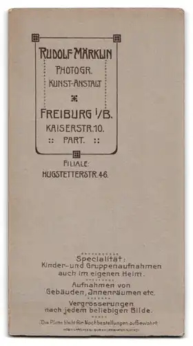 Fotografie R. Märklin, Freiburg i. Br., Kaiserstr. 10, Portrait zwei kleine Knaben im Anzug mit Kerze, Kommunion