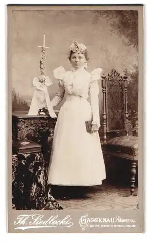 Fotografie Th. Siedlecki, Gaggenau i. M., beim neuen Schulhaus, Portrait Mädchen im weissen Kleid mit Kerze zur Kommunion