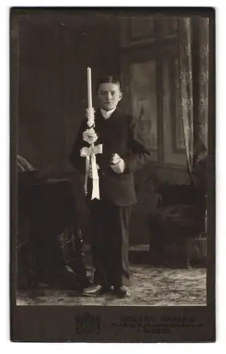 Fotografie Robert Spreng, Basel, Clarastr. 54, Portrait Junge im Anzug mit Kerze, Kommunion