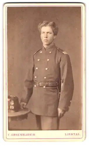 Fotografie C. Grieshaber, Liestal, beim Bahnhof, Portrait Soldat in Uniform Rgt. 52 mit Tschako