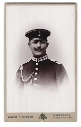 Fotografie Albert Herrmann, Karlsruhe, Durlacher Allee 38, Portrait Soldat in Garde Uniform mit Schützenschnur
