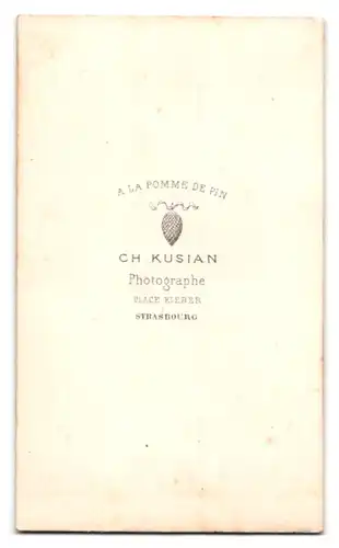 Fotografie Ch. Kusian, Strasbourg, Portrait Mann im Anzug mit Fliege und Vollbart