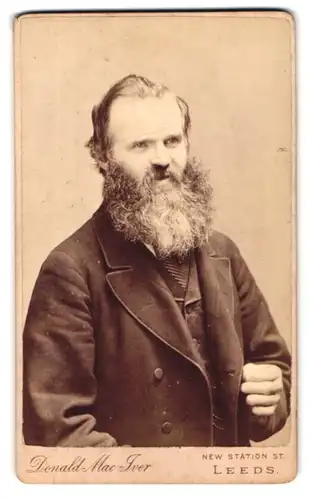 Fotografie Donald Mac Iver, Leeds, New Station St., Portrait älterer Herr mit voluminösem Vollbart