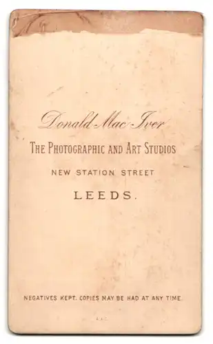 Fotografie Donald Mac Iver, Leeds, New Station St., Portrait älterer Herr mit voluminösem Vollbart