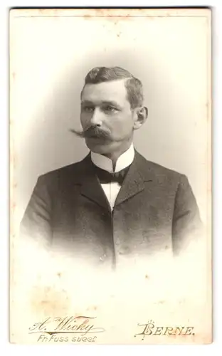 Fotografie A. Wicky, Berne, Portrait Mann im feinen Anzug mit Fliege und Moustache