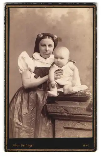 Fotografie Julius Gertinger, Wien, Margarethenstr. 28, Portrait Amme in Tracht mit Kleinkind