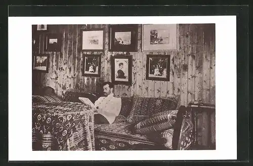 AK Zar Nikolaus II. von Russland im Wohnzimmer beim Lesen
