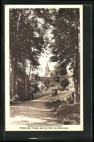 AK Saint-Martin-sur-Ouanne, Entrée du Village par la route de Malicorne