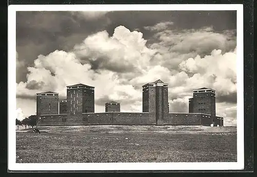 AK Hohenstein, Reichsehrenmal Tannenberg mit Wolken-Kulisse