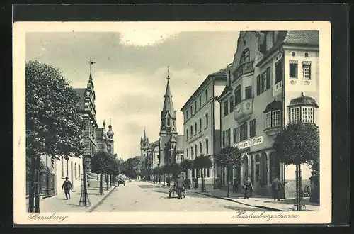 AK Straubing, Hindenburgstrasse mit Geschäft und Kirche