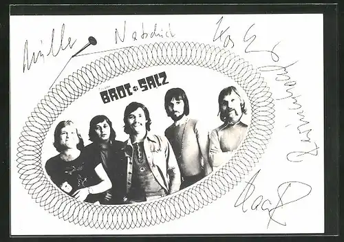 AK Musiker der Band Brot und Salz blicken in die Kamera, Autogramme