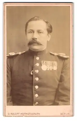 Fotografie Oscar Roloff, Berlin, Taubenstr. 20, Portrait Offizier in Uniform mit Ordenspange & Epauletten