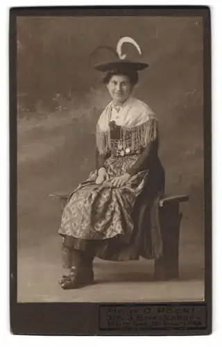 Fotografie O. Pöckl, München, Dachauerstr. 6 /0, Hausfrau in Tracht mit Hut & Schmuck
