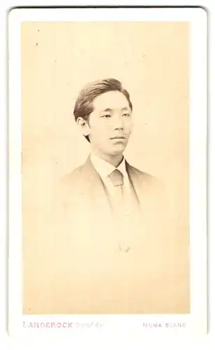 Fotografie Atelier Langerock, Paris, 29 Boul. des Italiens, Portrait Asiate im Anzug mit Krawatte