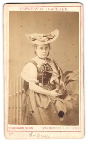 Fotografie T. Richard Sohn, Maenedorf / Zürichsee, Floristin in Tracht mit Topfpflanze