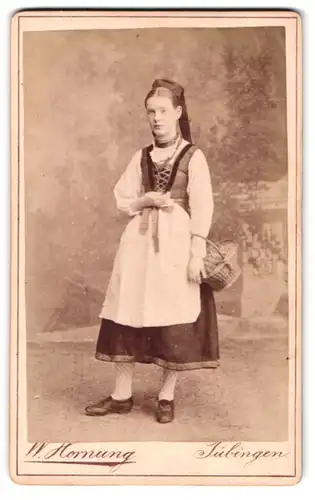 Fotografie W. Hornung, Tübingen, Uhlandstrasse 11, junge Dame in Tracht