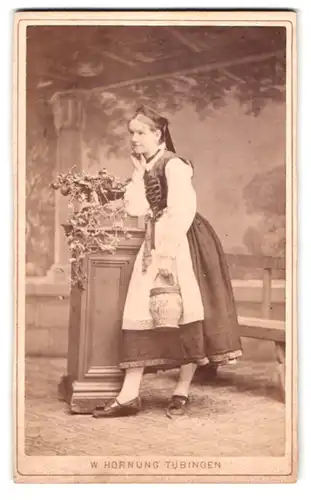 Fotografie W. Hornung, Tübingen, Uhlandstrasse 11, junge Dame in Tracht mit Korb