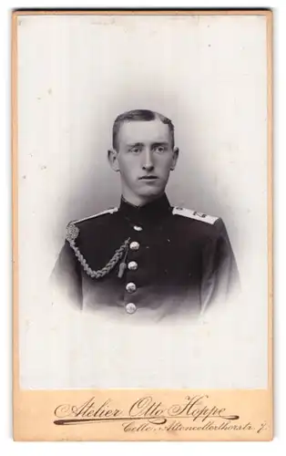 Fotografie Atelier Otto Hoppe, Celle, Altencellerthorstrasse 7, Portrait Soldat in Uniform mit Schützenschnur, Rgt. 77