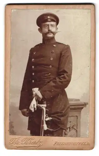 Fotografie Th. Kratz, Friedrichsfeld, Portrait Soldat in Uniform mit Säbel und Zwicker