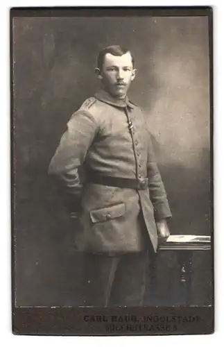 Fotografie Carl Haug, Ingolstadt, Milchstrasse 5, Portrait Soldat in Uniform mit Koppel