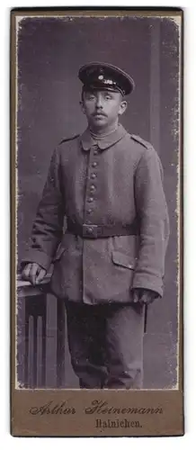 Fotografie Arthur Heinemann, Hainichen, Portrait Soldat in Feldgrau Uniform mit Schirmmütze