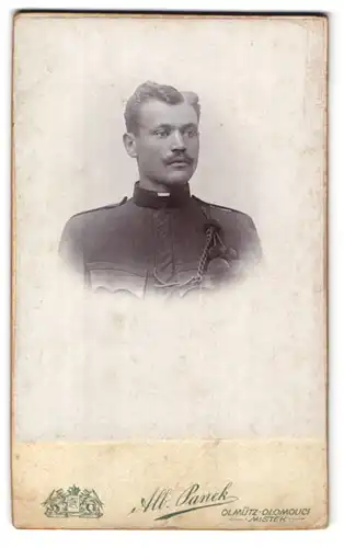 Fotografie Alb. Panek, Olmütz, Bäckergasse 10, Portrait Soldat in Uniform mit Schützenschnur