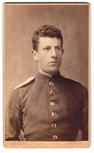 Fotografie Aug. Best, Rostock, Portrait Einjährig Freiwillig gedienter Soldat in Uniform