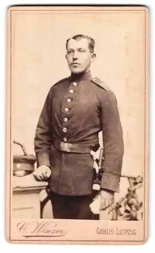 Fotografie C. Winzer, Gohlis-Leipzig, Soldat in Uniform mit Bajonett am Koppel