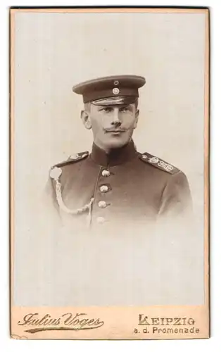 Fotografie Julius Voges, Leipzig, an der Promenade, Portrait Soldat in Uniform mit Schützenschnur