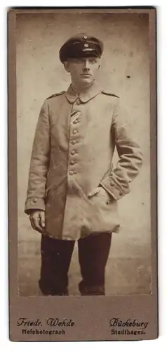 Fotografie Friedrich Wehde, Bückeburg, Portrait Soldat in Uniform mit Schirmmütze