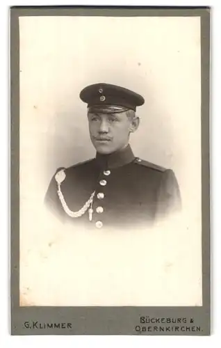 Fotografie G. Klimmer, Bückeburg, Ulmenallee, Portrait Soldat in Uniform mit Schützenschnur