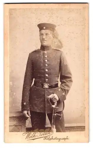 Fotografie Wilh. Pöllot, Darmstadt, Hügelstrasse 59, Portrait Einjährig-Freiwilliger Soldat in Uniform mit Säbel