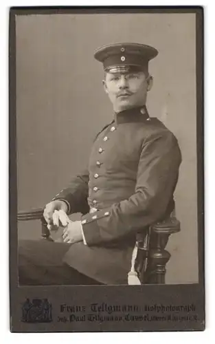 Fotografie Franz Tellgmann, Cassel, Obere Königstrasse 2, Portrait Soldat in Uniform mit Zwicker