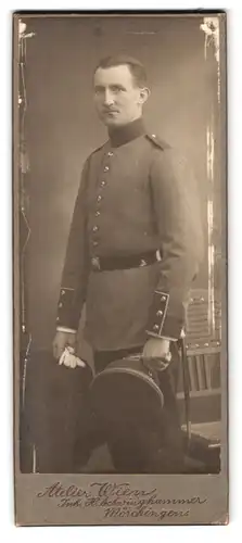Fotografie Atelier Wien, Mörchingen, Portrait Soldat in Uniform mit Schirmmütze
