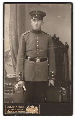 Fotografie Josef Henne, Düsseldorf, Roos-Strasse 65, Portrait Soldat in Uniform, Rgt. 39