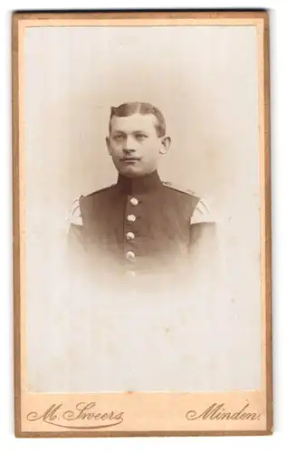 Fotografie M. Sweers, Minden, Portrait Soldat einer Marschkapelle in Uniform mit Schwalbennest
