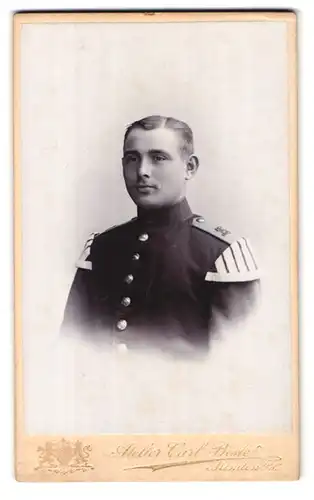 Fotografie Carl Beste, Minden, Bäcker-Strasse 13, Portrait Soldat des Musikkorps in Uniform mit Schwalbennest