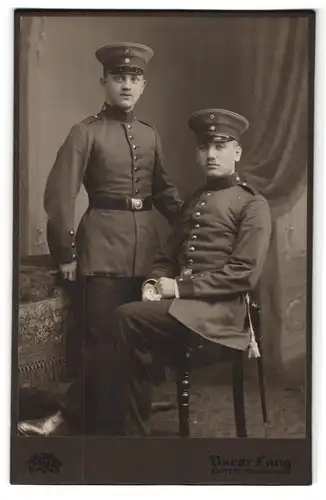 Fotografie Oscar Lang, Lahr, Werderstrasse 70, Portrait Soldaten in Uniform mit Bajonett und Portepee